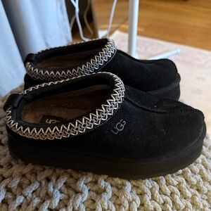 Black Ugg tazz
